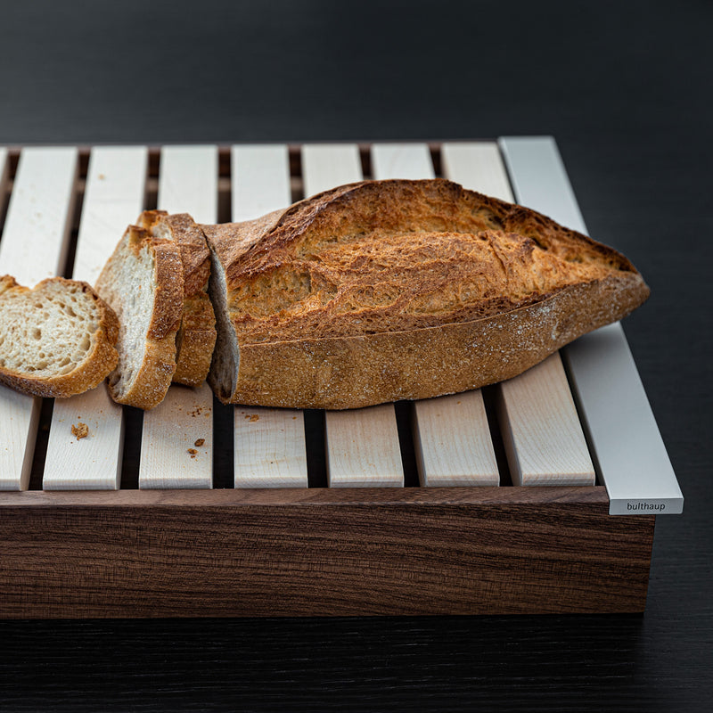 Perfekter Küchenhelfer: bulthaup Tablett und Brotschneidebrett in Einem